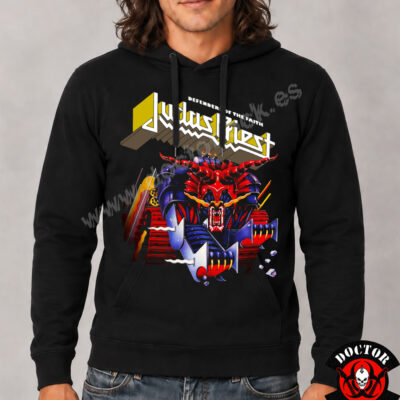 Modelo con sudadera negra Judas Priest Defenders of the Faith y estampación frontal