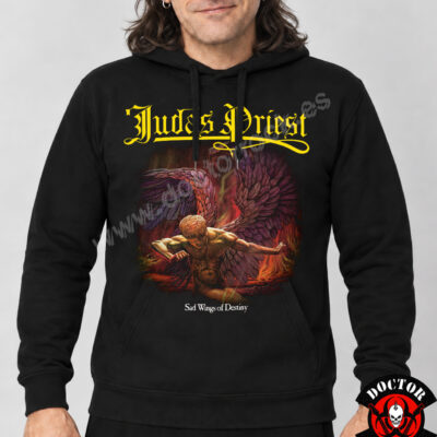 Modelo con sudadera Judas Priest Sad Wings of Destiny negra y estampación frontal