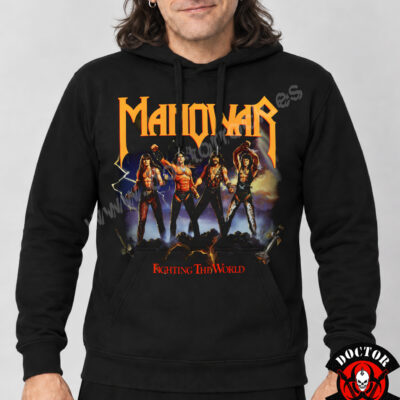 Modelo con sudadera Manowar Fighting the World negra y estampación frontal de la banda