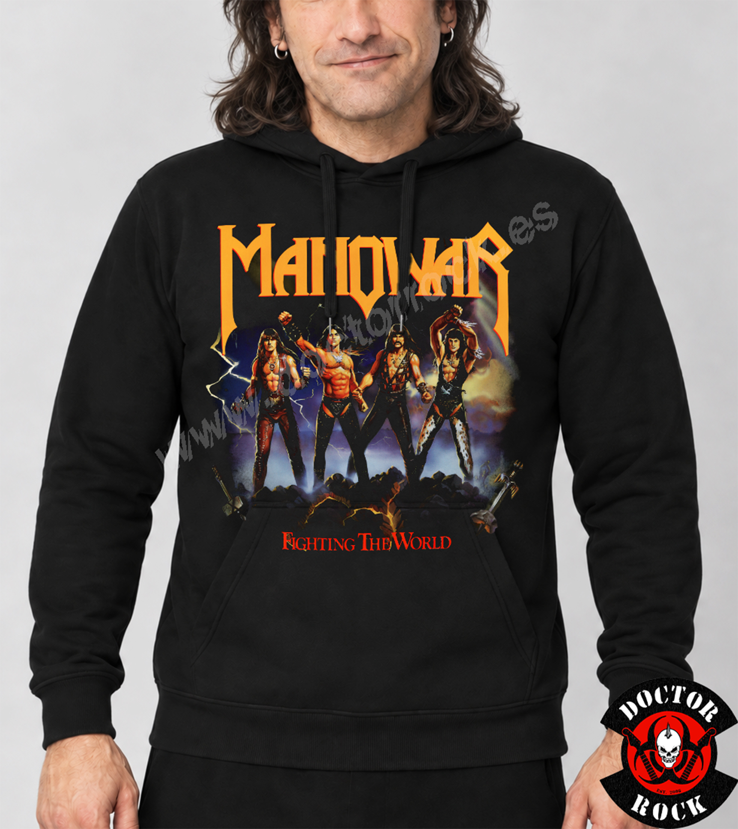 Modelo con sudadera Manowar Fighting the World negra y estampación frontal de la banda