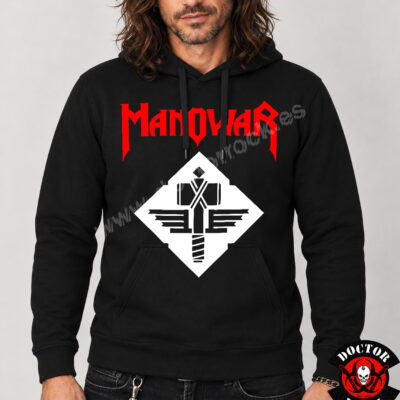 Modelo con sudadera Manowar Sign of the Hammer negra y estampación frontal