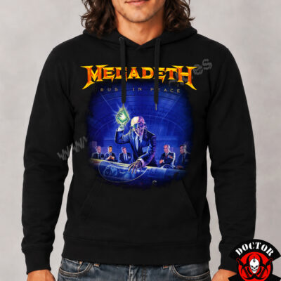 Modelo con sudadera Megadeth Rust in Peace negra y estampación frontal del álbum