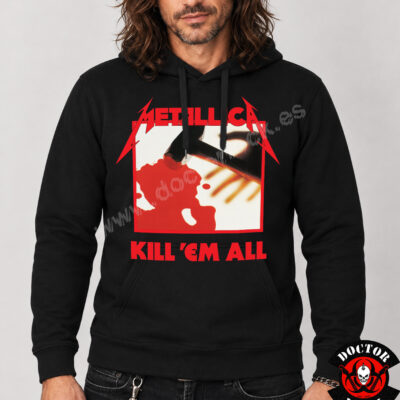 Modelo con sudadera Metallica Kill Em All negra y estampación frontal roja y blanca