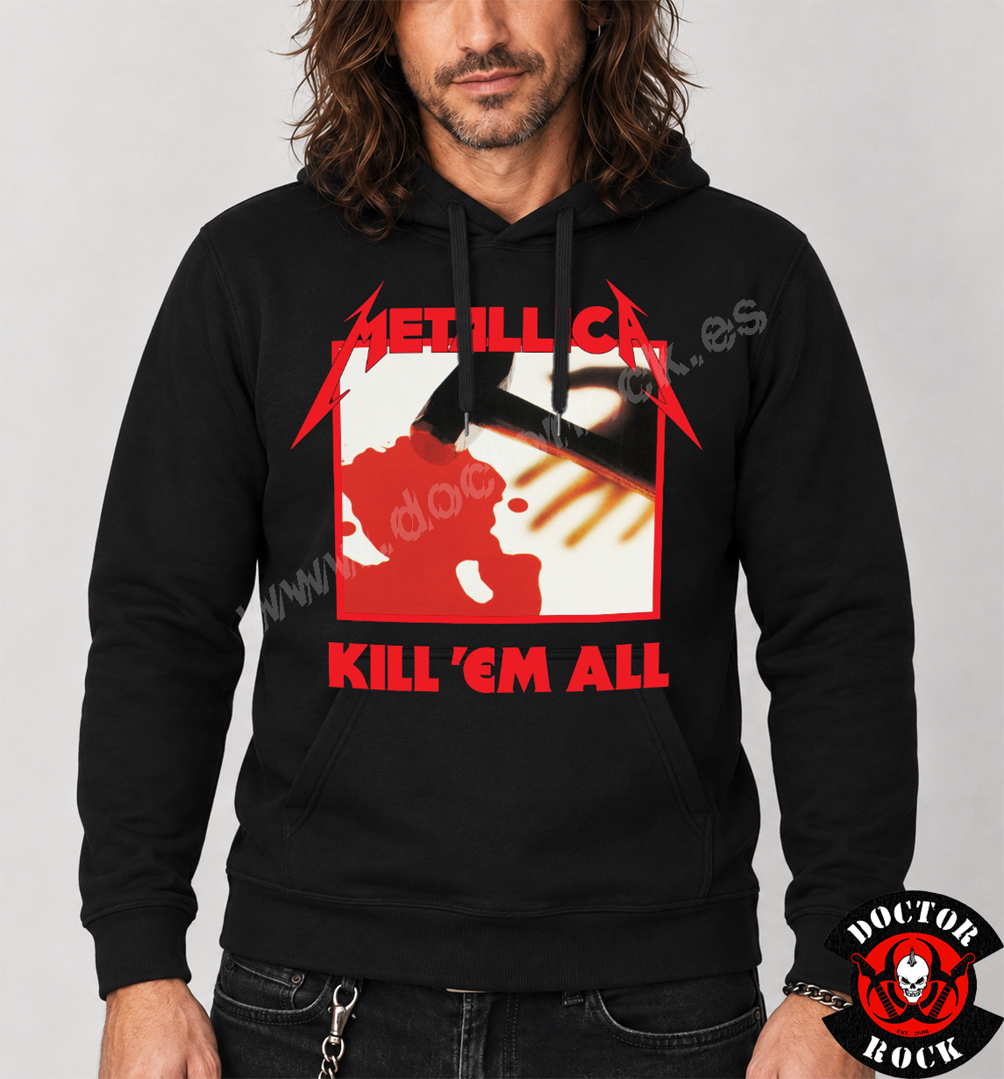 Modelo con sudadera Metallica Kill Em All negra y estampación frontal roja y blanca