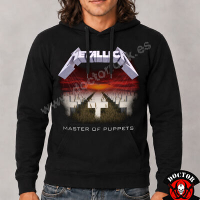 Modelo con sudadera negra Metallica Master of Puppets y estampación frontal