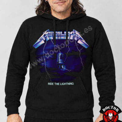 Modelo con sudadera Metallica Ride the Lightning negra y estampación frontal con relámpagos