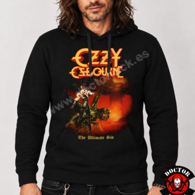 Modelo con sudadera Ozzy Osbourne The Ultimate Sin negra y diseño inspirado en el álbum