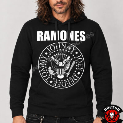 Modelo con sudadera Ramones Presidential Seal negra y estampación frontal clásica