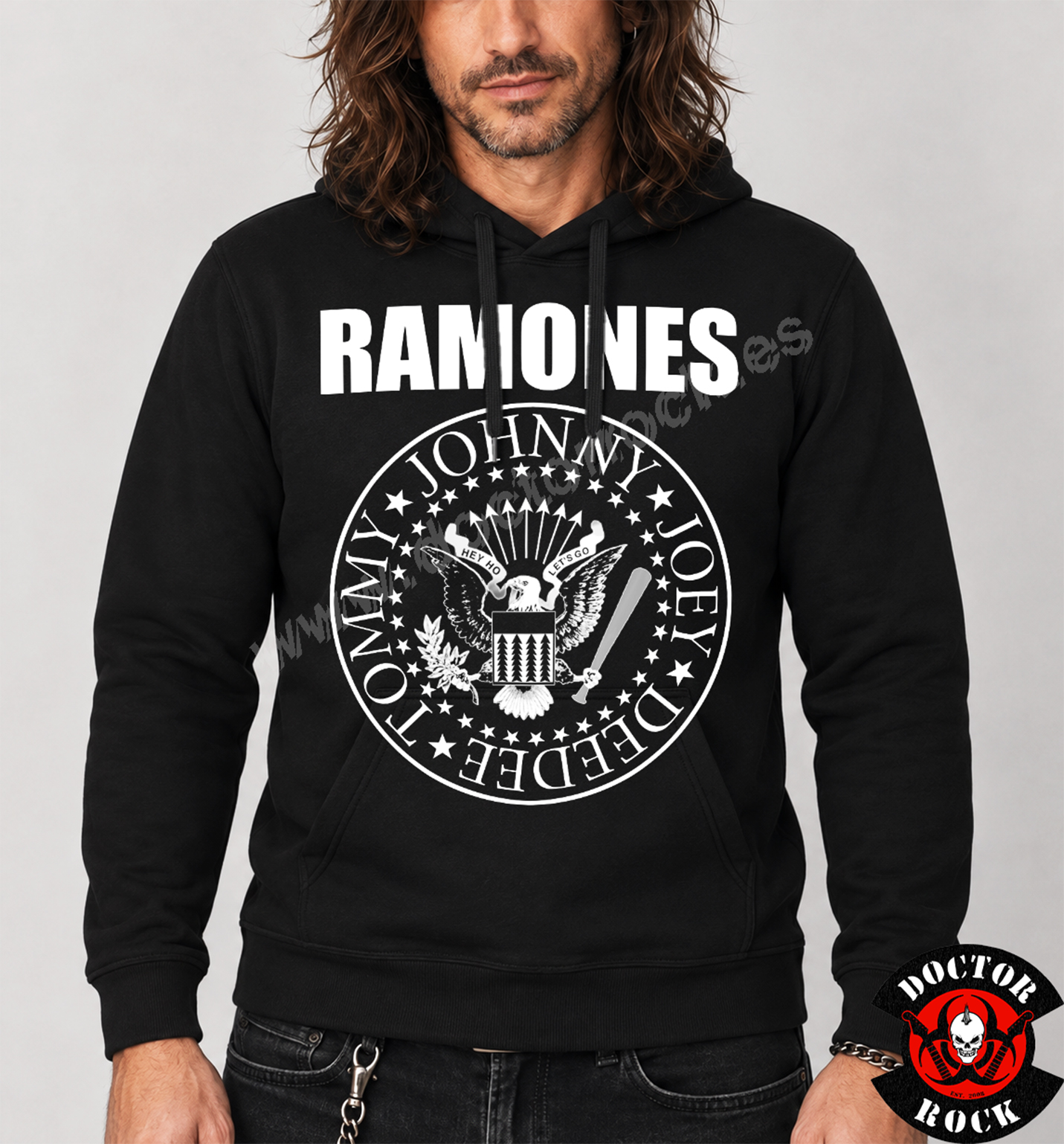 Modelo con sudadera Ramones Presidential Seal negra y estampación frontal clásica