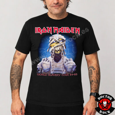 Modelo con camiseta Iron Maiden World Slavery Tour 84 85 y Eddie momificado