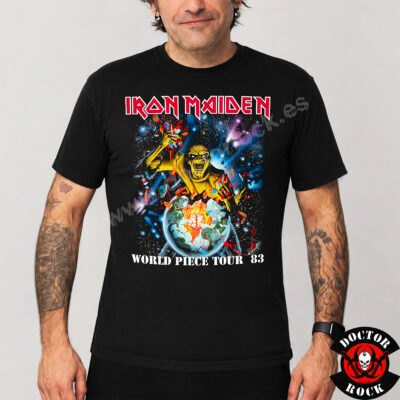 Modelo con camiseta Iron Maiden World Piece Tour 83 y diseño frontal de Eddie