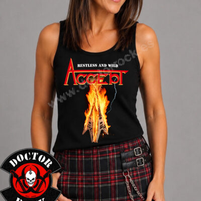 Modelo con camiseta de tirantes Accept Restless and Wild