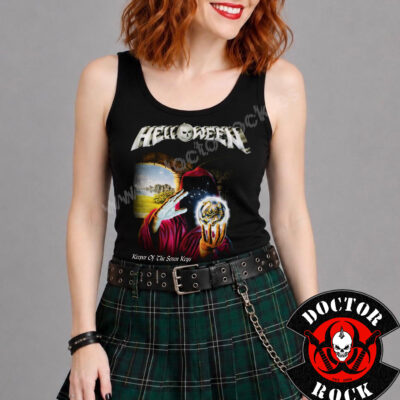 Modelo con camiseta de tirantes Helloween Keeper of the Seven Keys negra