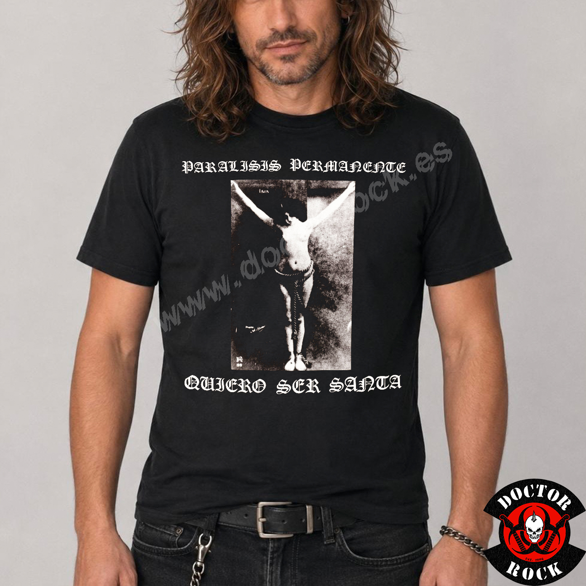 Camiseta negra Parálisis Permanente Quiero Ser Santa con diseño frontal en blanco y negro