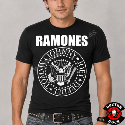 Camiseta negra Ramones con escudo presidencial blanco y nombres de Johnny, Joey, Dee Dee y Tommy
