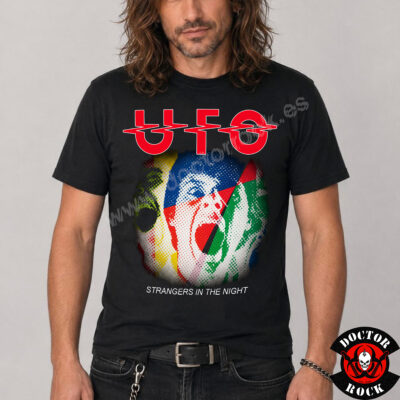 Camiseta negra UFO Strangers in the Night con diseño pop art multicolor y logotipo rojo