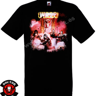 Camiseta negra W.A.S.P. primer álbum de 1984 con imagen de la banda entre humo y logotipo en llamas