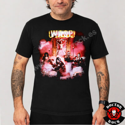 Camiseta negra W.A.S.P. primer álbum de 1984 con imagen de la banda entre humo y logotipo en llamas