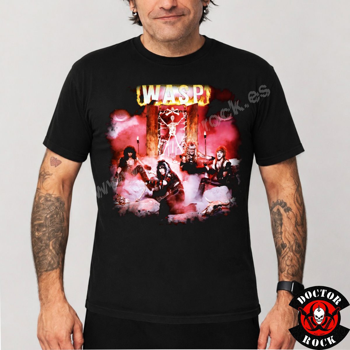 Camiseta negra W.A.S.P. primer álbum de 1984 con imagen de la banda entre humo y logotipo en llamas