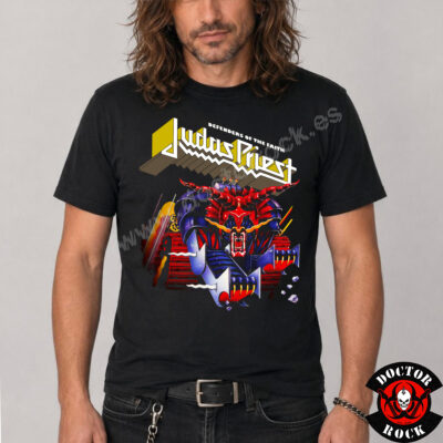 Modelo con camiseta negra Judas Priest Defenders of the Faith de 100% algodón