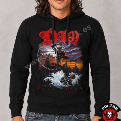 Modelo con sudadera negra DIO Holy Diver y estampación frontal de alta calidad