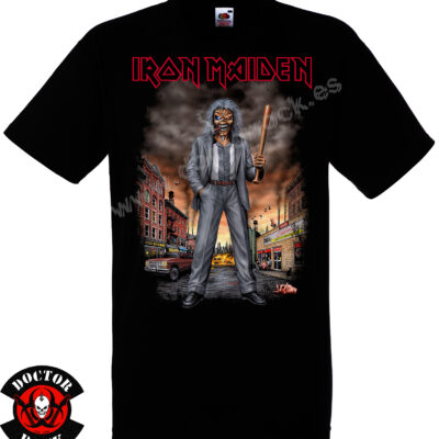 Camiseta negra Iron Maiden New Jersey 2026 con Eddie vestido de traje y sosteniendo un bate
