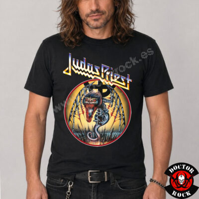 Modelo con camiseta Judas Priest Night Crawler negra de 100% algodón