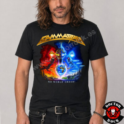 Modelo con camiseta Gamma Ray No World Order negra de 100% algodón