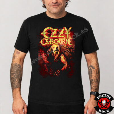 Modelo con camiseta Ozzy Osbourne Bark at the Moon negra con estampación frontal envejecida