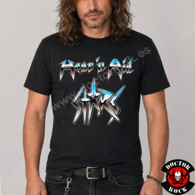 Modelo con camiseta Hear n Aid Stars negra y estampación frontal de heavy metal