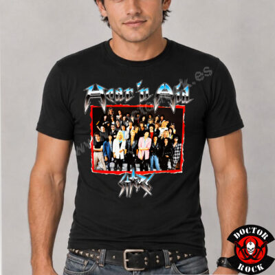 Modelo con camiseta Hear n Aid Stars negra y estampación frontal All Star