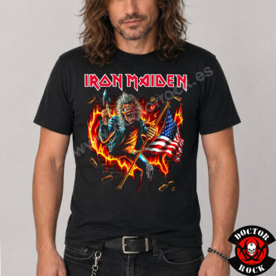 Modelo con camiseta Iron Maiden USA 2026 negra y estampación frontal de Eddie entre llamas