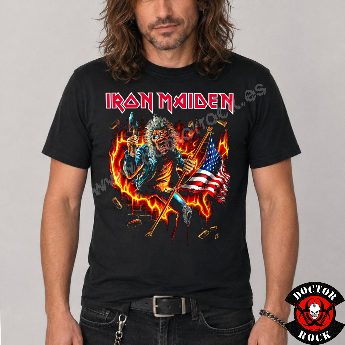 Modelo con camiseta Iron Maiden USA 2026 negra y estampación frontal de Eddie entre llamas