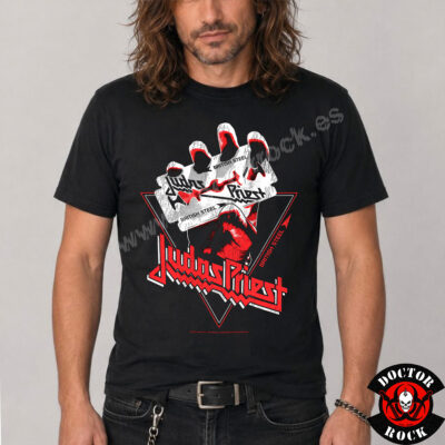 Modelo con camiseta Judas Priest British Steel Triangle negra y estampación frontal