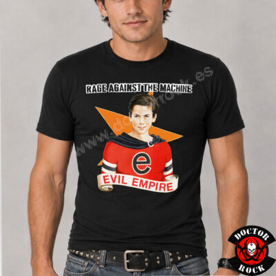 Modelo con camiseta Rage Against the Machine Evil Empire negra y diseño frontal del álbum