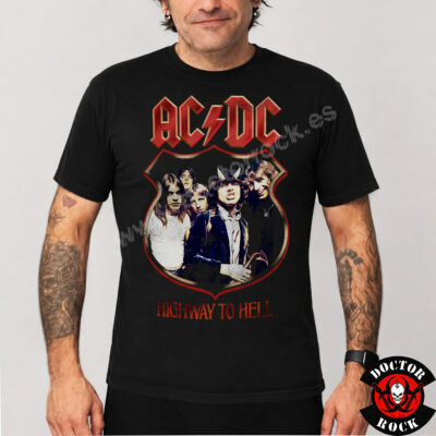 Modelo con camiseta AC/DC Highway to Hell Badge negra y diseño frontal vintage