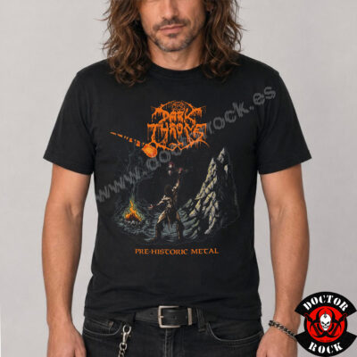 Modelo con camiseta Darkthrone Pre-Historic Metal negra y estampación frontal