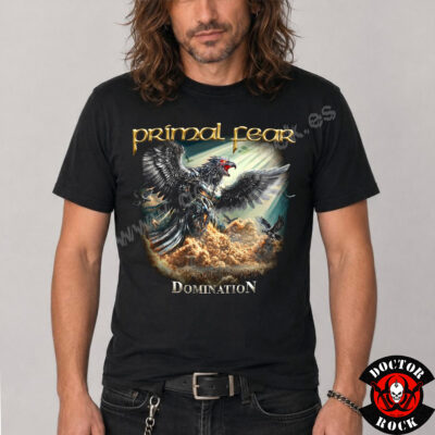 Modelo con camiseta Primal Fear Domination negra y estampación frontal épica
