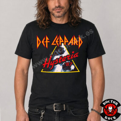 Modelo con camiseta Def Leppard Hysteria 87 negra y estampación frontal estilo años 80