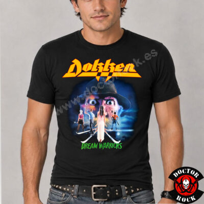 Modelo con camiseta Dokken Dream Warriors negra y estampación frontal de estilo ochentero