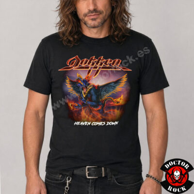 Modelo con camiseta Dokken Heaven Comes Down negra y estampación frontal del álbum