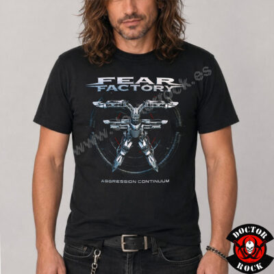 Modelo con camiseta Fear Factory Aggression Continuum negra y estampación frontal metálica