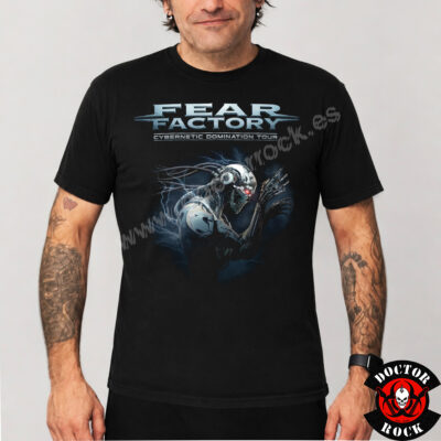 Modelo con camiseta Fear Factory Cybernetic Domination Tour negra y estampación frontal robótica