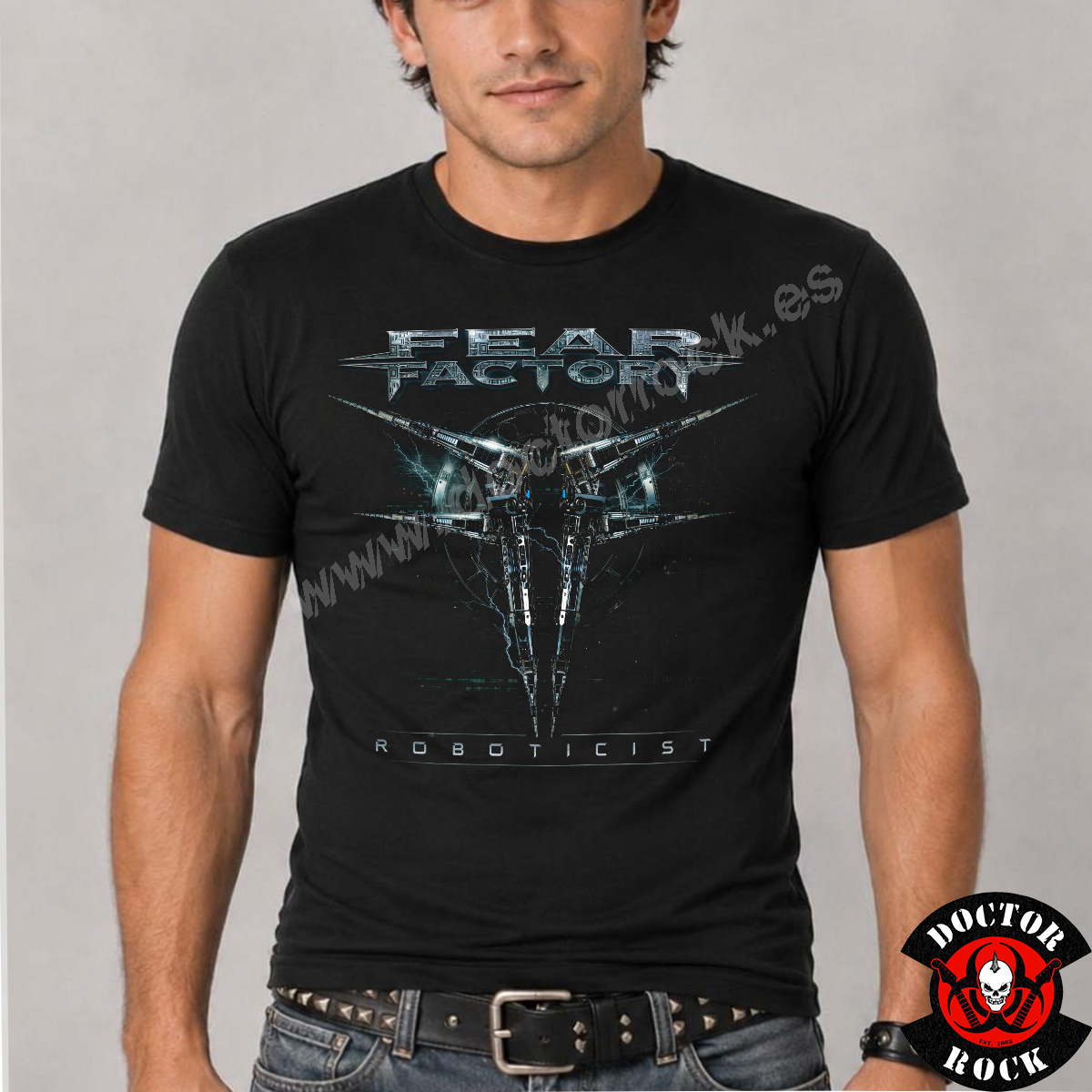 Modelo con camiseta Fear Factory Roboticist negra y estampación frontal de estilo industrial