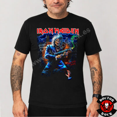 Modelo con camiseta Iron Maiden Chicago 2026 negra y estampación frontal de Eddie