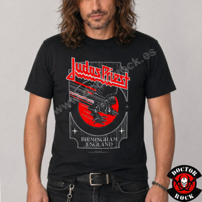 Modelo con camiseta Judas Priest Birmingham England negra y estampación frontal vintage