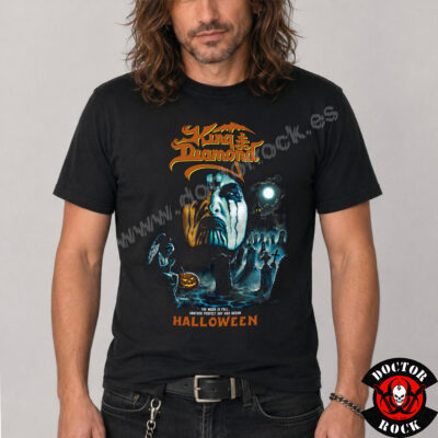 Modelo con camiseta King Diamond Halloween negra y diseño de heavy metal oscuro