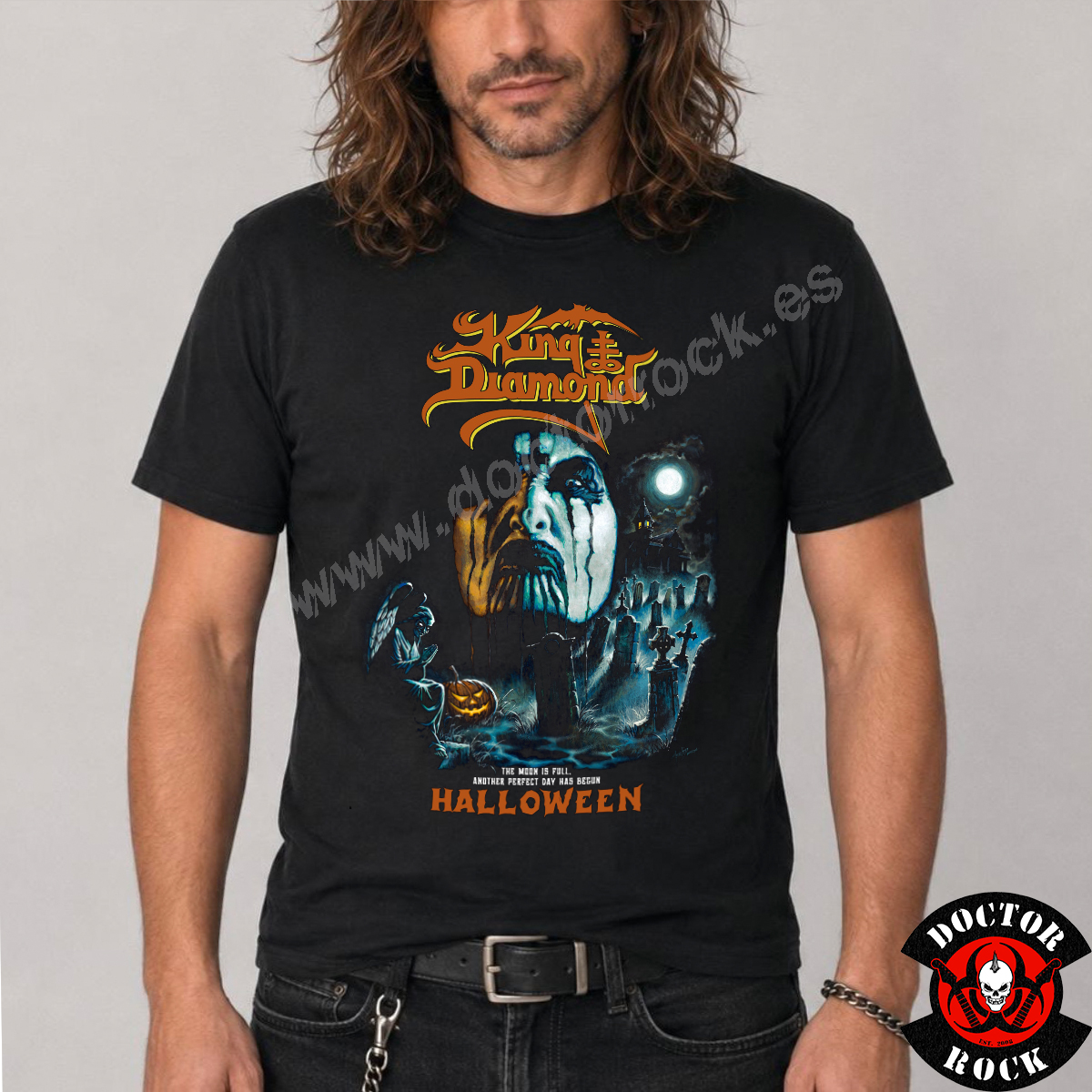 Modelo con camiseta King Diamond Halloween negra y diseño de heavy metal oscuro