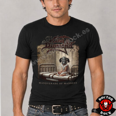 Modelo con camiseta King Diamond Masquerade of Madness negra y estampación frontal