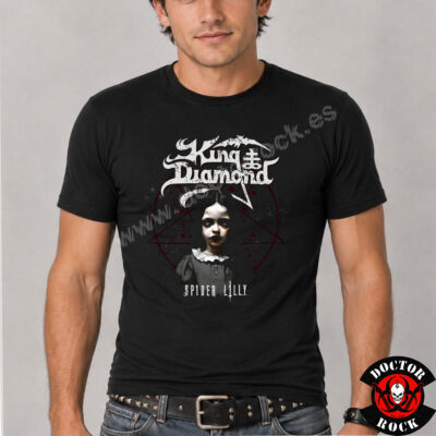 Modelo con camiseta King Diamond Spider Lilly negra y diseño de heavy metal oscuro
